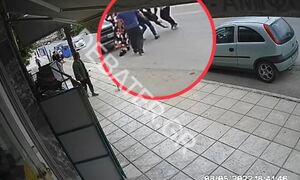 Βίντεο από την Ημαθία – Ξυλοκόπησαν αστυνομικό που τους έκανε παρατήρηση για το παρκάρισμα