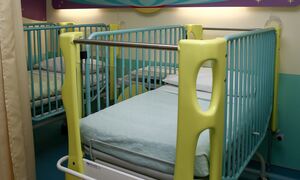 Γονείς καταγγέλλουν ότι το παιδί τους πέθανε αφού πνίγηκε με το γάλα του στο νοσοκομείο Παίδων