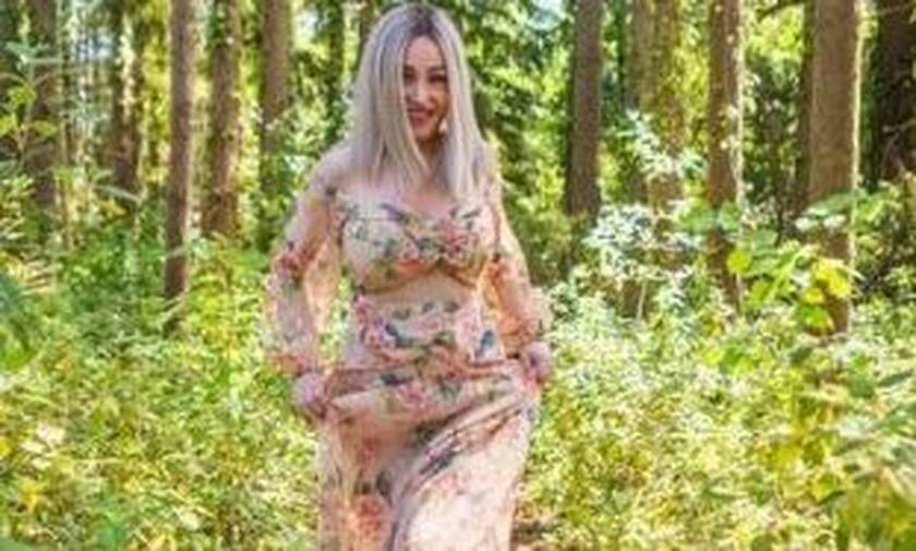 Ιωάννα Παλιοσπύρου: Ανέμελη ποστάρει φωτογραφίες με αέρινο φόρεμα στο δάσος