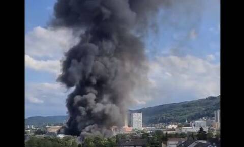 Ελβετία: Μεγάλη φωτιά σε βιομηχανικό κτήριο έξω από τη Ζυρίχη