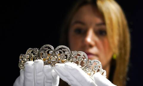 Sotheby's: Έκθεση κοσμημάτων και διαμαντιών – Κορυφαίο κομμάτι η γαμήλια τιάρα της Νταϊάνα