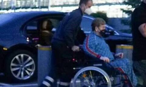 Έλτον Τζον: Σε αναπηρικό αμαξίδιο ο τραγουδιστής λίγο πριν τραγουδήσει στο Πλατινένιο Ιωβηλαίο