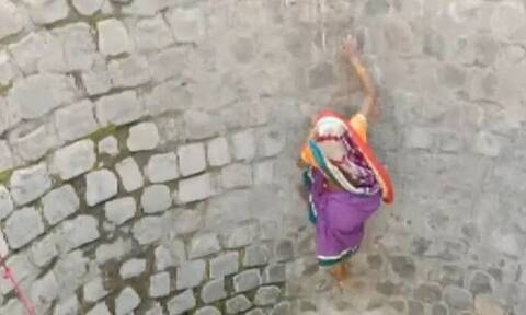 Ινδία: Viral βίντεο δείχνει μια γυναίκα να ρισκάρει τη ζωή της για να προμηθευτεί νερό
