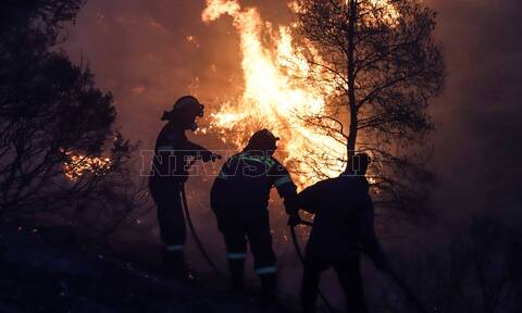 Φωτιά τώρα: Σε ύφεση το μέτωπο στη Βούλα - Μάχη να μην περάσουν οι φλόγες προς Βάρη και Ευελπίδων