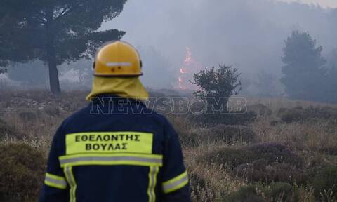 Φωτιά τώρα: Σε ύφεση η πυρκαγιά σε Βούλα και Βάρη - Ξεκίνησαν οι εναέριες ρίψεις νερού