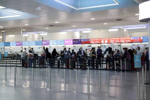Βρετανία: Χάος κι οργή για τις ακυρώσεις πτήσεων -Η «οδύσσεια» μίας οικογένειας να φτάσει στην Κρήτη