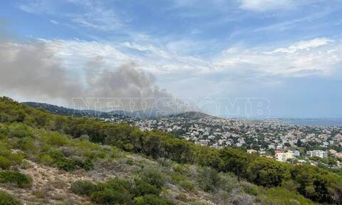 Φωτιά στη Λούτσα - Δήμαρχος Σπάτων στο Newsbomb.gr: Κοντά στα σπίτια, αλλά θα τεθεί υπό έλεγχο