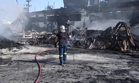 Ασπρόπυργος: Εικόνα απόλυτης καταστροφής μετά την «κόλαση» φωτιάς στο εργοστάσιο πλαστικών