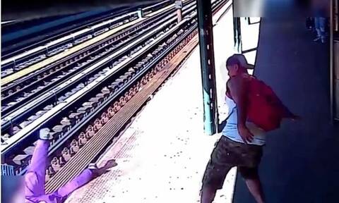 Νέα Υόρκη: Άνδρας σπρώχνει βίαια μία γυναίκα στις ράγες - Το ανατριχιαστικό βίντεο
