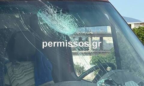 Θήβα: Ρομά πετούσαν πέτρες σε διερχόμενα αυτοκίνητα – Έσπασαν τρία παρμπρίζ