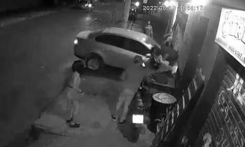 Η τρομακτική στιγμή που γυναίκα «εκτόξευσε» με αυτοκίνητό τον φίλο της μέσα σε μπαρ στη Βραζιλία