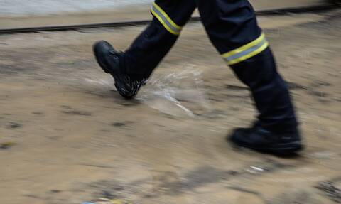 Κακοκαιρία «Genesis»: Πυροσβέστες απεγκλώβισαν χειριστή εκσκαφέα στη Βόλβη