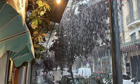 Κακοκαιρία: Σφοδρή βροχόπτωση και χαλάζι στη Θεσσαλονίκη – «Ποτάμια» οι δρόμοι