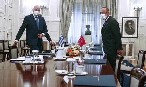 Τουρκικά ΜΜΕ κατά Δένδια: «Ρισκάρει πόλεμο για να γίνει πρωθυπουργός – Ας έρθει να μάθει μπάνιο»