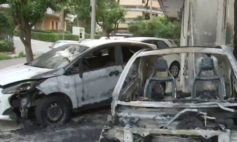 Παλαιό Φάληρο: Πυρπόλησαν αυτοκίνητα σε έκθεση - Εκκενώθηκαν διαμερίσματα