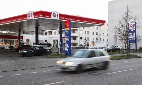 Ακριβότερη κατά 40 λεπτά η βενζίνη στην Ελλάδα σε σχέση με τη Γερμανία – Καταλυτικοί οι φόροι