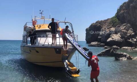 Κρήτη: Περιπετειώδης διάσωση τουρίστα που παρασύρθηκε από τα κύματα στην Πρέβελη