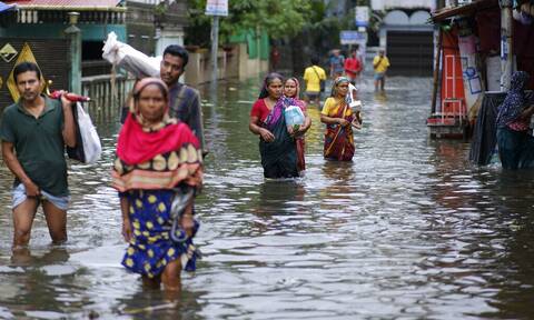 Ινδία: Βιβλική καταστροφή από τις πλημμύρες - Δεκάδες νεκροί και χωριά βυθισμένα κάτω από το νερό