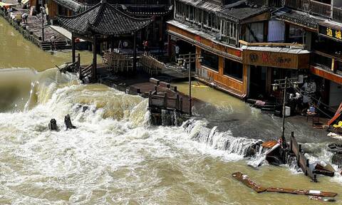 Κίνα: Πλημμύρες και κατολισθήσεις στο νότο της χώρας - Χιλιάδες άνθρωποι εγκατέλειψαν τα σπίτια τους