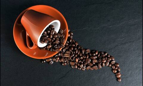 «Φωτιά» η τιμή του καφέ: Σε ποιες περιοχές φτάνει ακόμα τα 4,50 ευρώ το take away