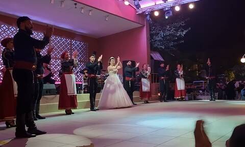 Η νύφη από την Κρήτη που τρέλανε με τον χορό της τους καλεσμένους της