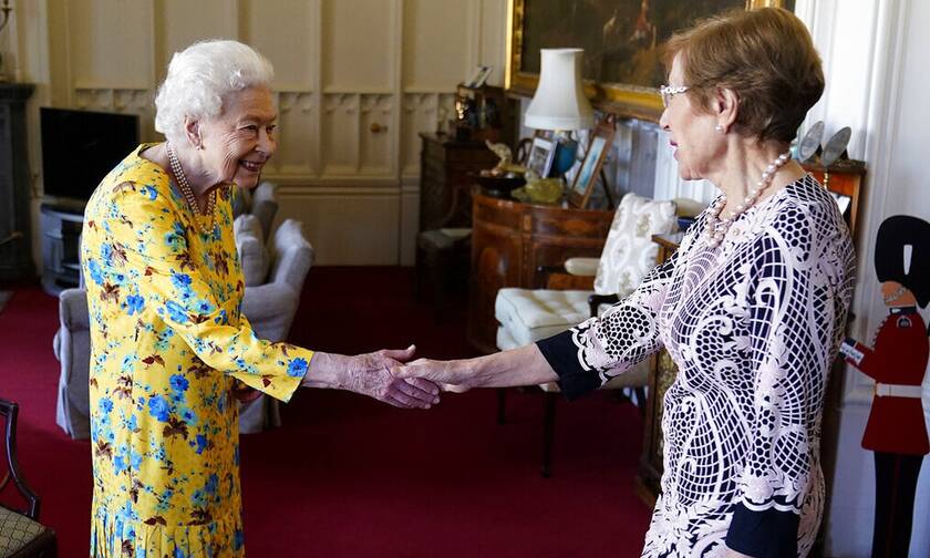 Βασίλισσα Ελισάβετ: Επέστρεψε στα καθήκοντά της - Άλλη μια εμφάνιση στο Ουίνδσορ χωρίς μπαστούνι