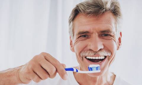 Στοματική υγεία & μακροζωία: Ποια ώρα πρέπει να βουρτσίζετε τα δόντια σας για να ζήσετε περισσότερο