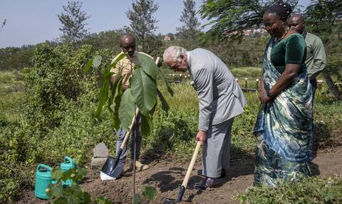Στη Ρουάντα ο πρίγκιπας Κάρολος - Φύτεψε δέντρα και συναντήθηκε με επιζώντες της γενοκτονίας