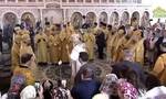 Πατριάρχης Κύριλλος: Γλίστρησε και έπεσε την ώρα της λειτουργίας - Βίντεο από την ώρα της πτώσης