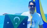 Προκαλεί Τούρκος πολιτικός με σημαία της «Δυτικής Θράκης» μετά από αγώνα κολύμβησης στο Καστελόριζο