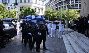 Γιάννης Κοντούλης: Με τιμές ναυάρχου η κηδεία του συζύγου της Δέσποινας Μοιραράκη (photos)