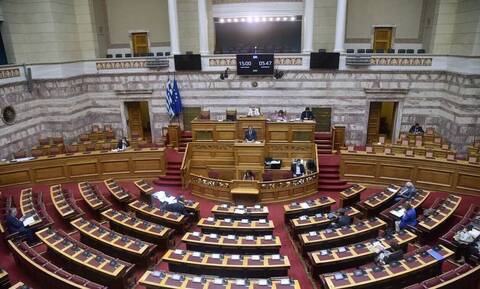 Βουλή: Εγκρίθηκε κατά πλειοψηφία το νομοσχέδιο για τις άδειες των ΑΠΕ