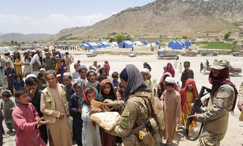 Αφγανιστάν: Οι Ταλιμπάν διαπραγματεύονται με τις ΗΠΑ το «ξεπάγωμα» κεφαλαίων μετά το φονικό σεισμό