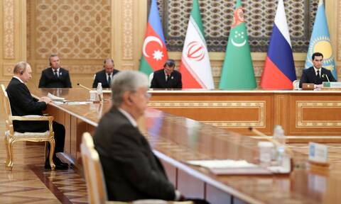 Πούτιν: Viral το τεράστιο τραπέζι σε Σύνοδο Κορυφής στην Κασπία (pics)