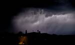 Σφοδρή καταιγίδα έπληξε τα Φάρσαλα - Ζημιές στο δίκτυο της ΔΕΗ