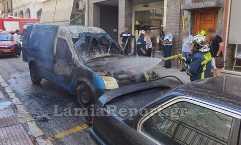 Λαμία: Αυτοκίνητο τυλίχτηκε στις φλόγες στο κέντρο της πόλης