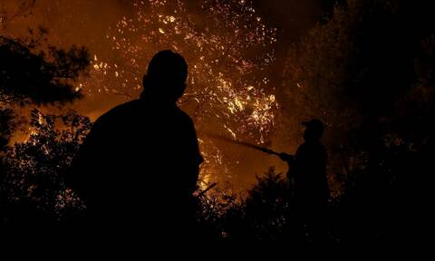 Φωτιά στην Αχαΐα: Μάχη με τις φλόγες και το σκοτάδι - Υψηλός κίνδυνος πυρκαγιάς και τη Δευτέρα