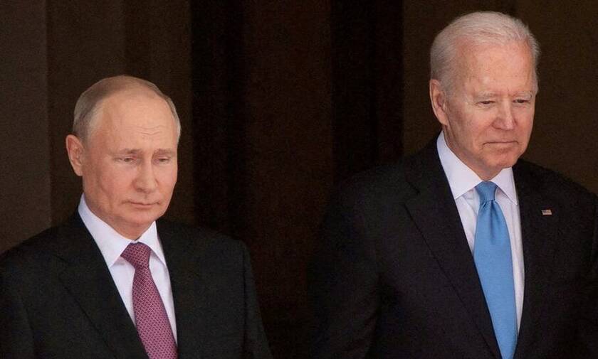 Ο Αμερικανός πρόεδρος Τζο Μπάιντεν με τον Ρώσο ομόλογό του Βλαντίμιρ Πούτιν