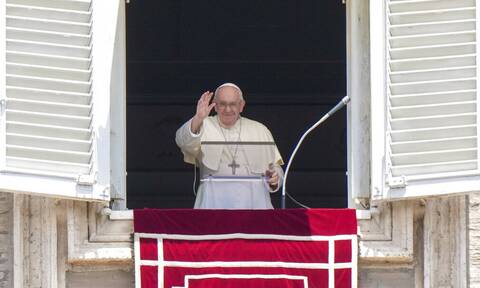 Πάπας Φραγκίσκος: Απορρίπτει τις φήμες περί επικείμενης παραίτησης και αστειεύεται με την υγεία του