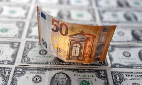 Σε χαμηλό 20 ετών η ισοτιμία του ευρώ έναντι του δολαρίου