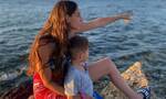 Φωτεινή Αθερίδου: Διακοπές στην Αίγινα με τον γιο και τον σύντροφό της - Οι υπέροχες φώτο