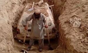 Οι Ταλιμπάν ξέθαψαν μετά από 20 χρόνια το αυτοκίνητο του ιδρυτή τους - Θα το κάνουν εθνικό μνημείο