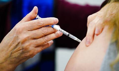 Κορονοϊός - Έρευνα: Η 4η δόση εμβολίου παρέχει έξτρα προστασία στους ηλικιωμένους έναντι της Όμικρον