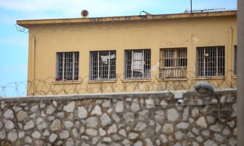 Φυλακές Κορυδαλλού: Απομακρύνονται σωφρονιστικοί μετά το γλέντι με μπουζούκι και Τσιτσάνη σε κελί