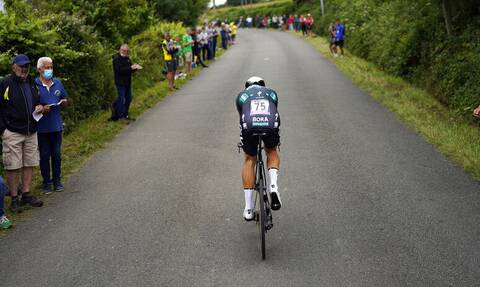 Tour de France: Ποδηλάτης έπαθε κάταγμα στον αυχένα μετά από σφοδρή σύγκρουση με θεατή