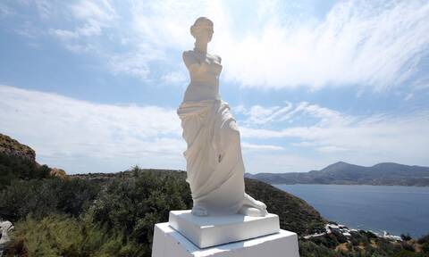 Αφροδίτη της Μήλου:Εντυπωσιάζει το πιστό αντίγραφο του μοναδικού αγάλματος που τοποθετήθηκε στο νησί