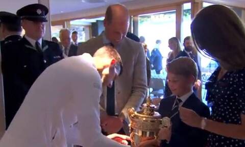 Wimbledon: Ο Νόβακ Τζόκοβιτς έδωσε το τρόπαιο στον Πρίγκιπα Τζορτζ – «Πρόσεχε μην σου πέσει» (vid)