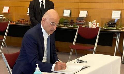 Νίκος Δένδιας: Στην πρεσβεία της Ιαπωνίας υπέγραψε το βιβλίο Συλληπητηρίων για τον Σίνζο Άμπε