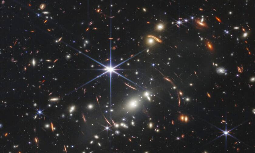Η ιστορική εικόνα με τους γαλαξίες δισεκατομμυρίων ετών