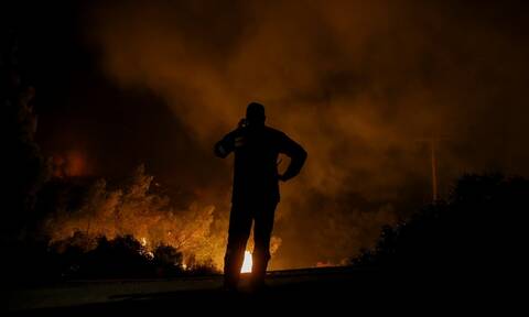 Φωτιά στη Σαλαμίνα: Υπό έλεγχο η πυρκαγιά στα Αμπελάκια